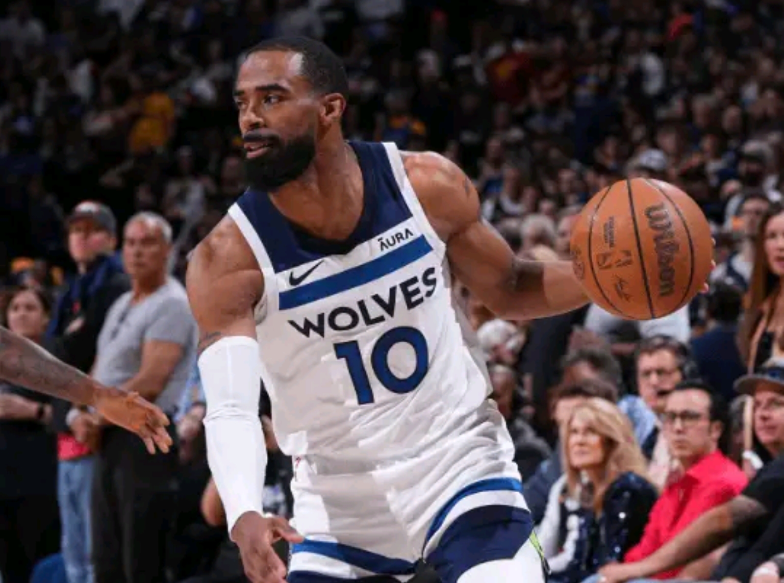 包含明尼苏达森林狼训练开放日，关键时刻篮板制胜引欢呼，NBA常规赛在即，更衣室氛围转暖的词条