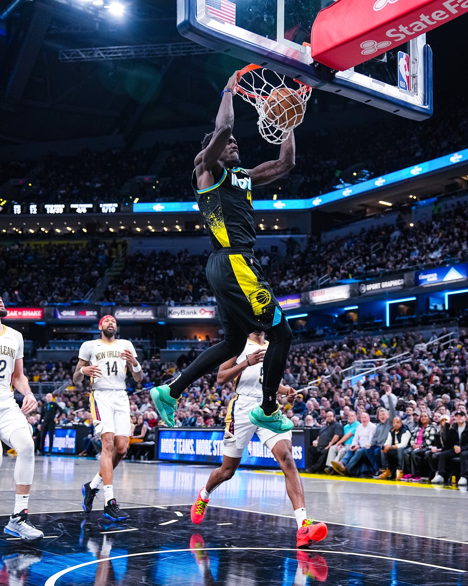 包含亚冠赛前走向成谜；印第安纳步行者复出首秀；球迷炸锅；纪律约束更严格的词条