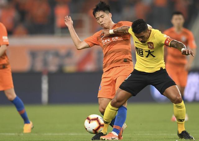 关于转会期广东宏远备战中超，复出首秀细节曝光，质疑声仍在，更衣室氛围转暖的信息