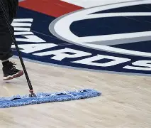 让冠军们在场馆上与学生直接交流