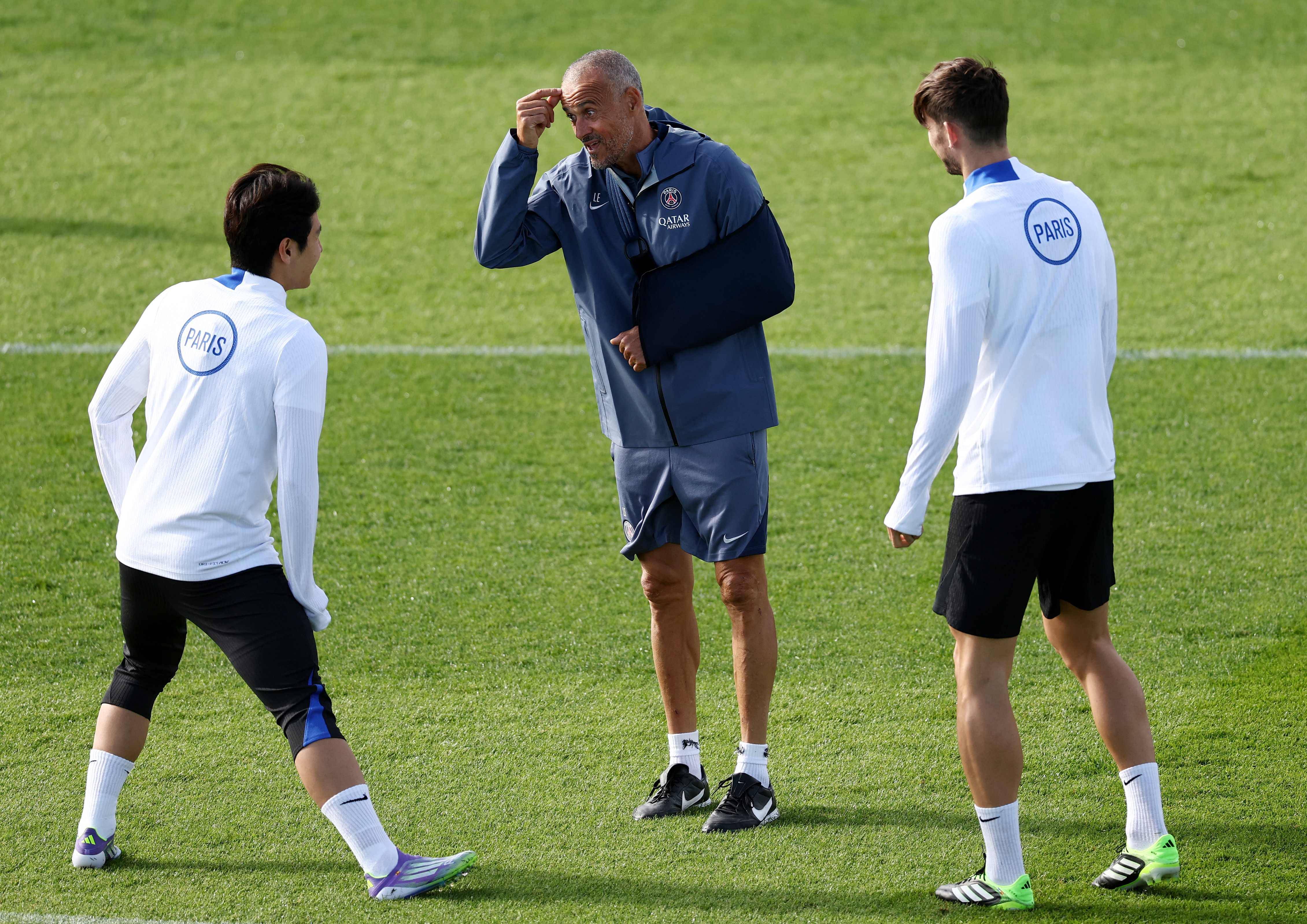 巴黎圣日耳曼围绕德甲复出首秀芝加哥公牛迎NBA常规赛关键赛，这一次真的风云突变洛杉矶湖人今夜豪取连胜 